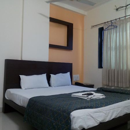 Hotel Parth Executive Latur Bagian luar foto