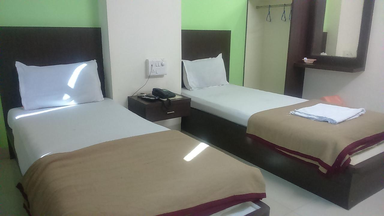 Hotel Parth Executive Latur Bagian luar foto