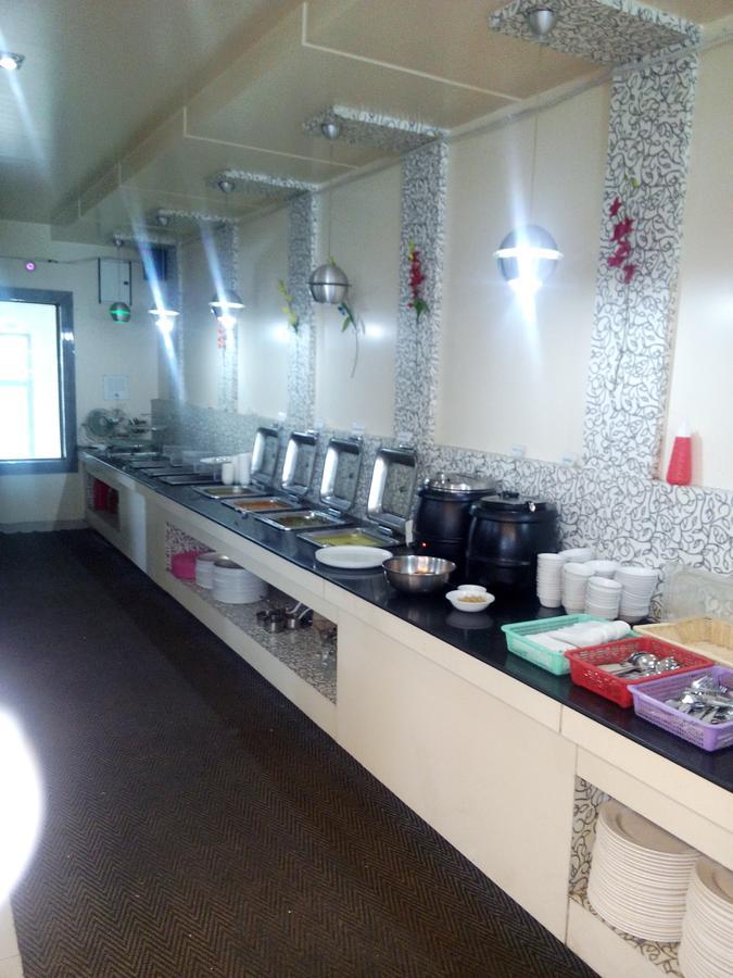 Hotel Parth Executive Latur Bagian luar foto