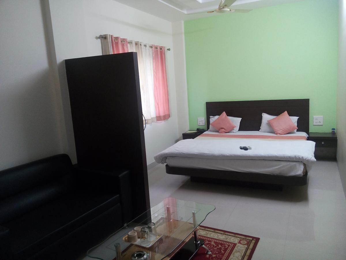 Hotel Parth Executive Latur Bagian luar foto